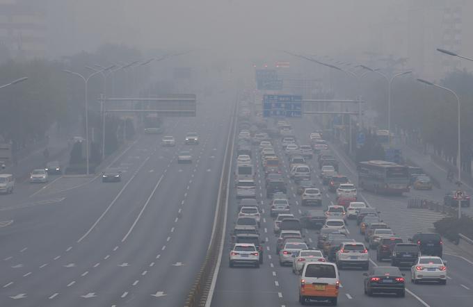 Velika mesta na Kitajskem imajo resne težave s smogom, ki seveda nikakor ni le avtomobilskega izvora. Z močnimi subvencijami in razvojem industrije pa je Kitajska postala vodilni svetovni proizvajalec električnih avtomobilov. | Foto: Reuters