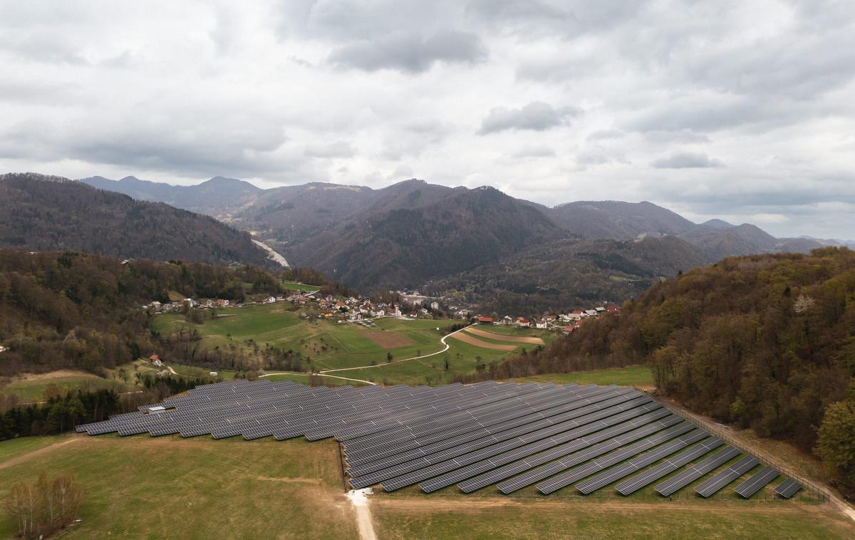 Največja sončna elektrarna v Sloveniji v kraju Prapretno | Konec lanskega leta je v Sloveniji obratovalo 49.093 sončnih elektrarn v skupni inštalirani moči 1.110 MW. Na sliki sončna elektrarna Prapretno pri Hrastniku. | Foto STA