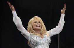 Dolly Parton pritegnila daleč največ navdušencev na rock festivalu (foto)