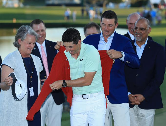 Takole so zmagovalcu letošnejga turnirja Roryju McIlroyju nadeli rdečo jopico. | Foto: Getty Images