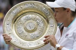 Bartyjeva prvič slavila v Wimbledonu