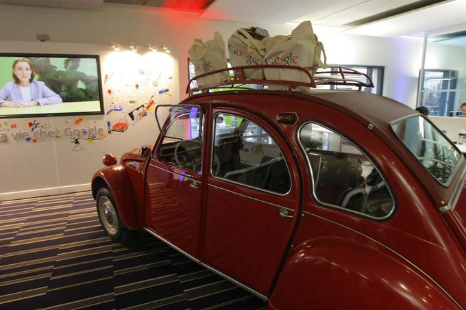 Google Pariz. Sredi pisarne stoji eden od simbolov francoske avtomobilske industrije, Citroën 2CV oziroma legendarni "spaček".  | Foto: Reuters