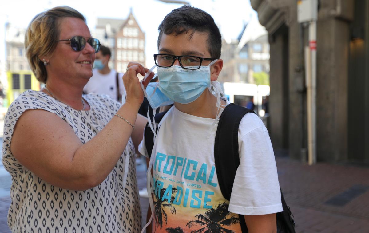 Nizozemska covid maska maske | Nošenje mask v zaprtih prostorih ni več obvezno, je pa priporočljivo.  | Foto Reuters