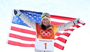 Američanka Andersonova v močnem vetru zlata v snežnem parku