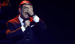 Robbie Williams zlomil roko 52-letni oboževalki (video)