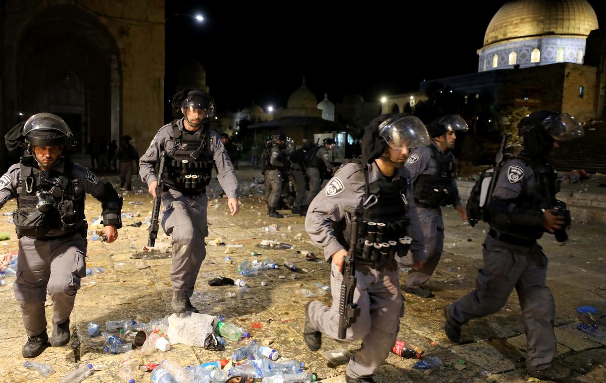 Jeruzalem | Spopadi med Palestinci in izraelskimi varnostnimi silami so izbruhnili na Tempeljskem griču v starem delu Jeruzalema. | Foto Reuters