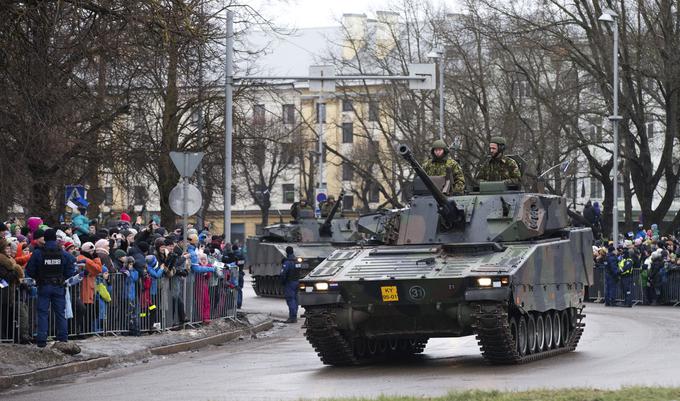 Estoncem daje občutek varnosti njihovo članstvo v Natu. Na fotografiji iz leta 2015 vidimo estonske oklepnike na vojaški paradi ob estonskem dnevu neodvisnosti. Na tej paradi so sodelovale tudi enote Nata in ZDA. To je bilo prvič v zgodovini, da so bile ameriške in Natove enote uradno tako blizu ruske meje. | Foto: Guliverimage/Vladimir Fedorenko