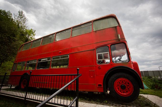 Rdeč avtobus je zelo izstopajoč dodatek vadbenega centra na Lopati. | Foto: Žiga Zupan/Sportida
