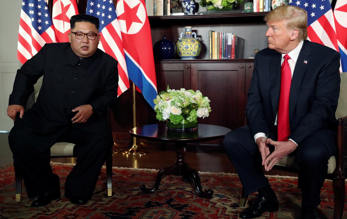 Donald Trump in Kim Džong Un | Kim Džong Un in Donald Trump sta se prvič srečala junija lani v Singapurju. | Foto Reuters