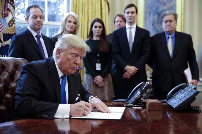 Donald Trump med podpisom enega od svojih izvršnih ukazov. V ozadju je tudi Hope, skupaj s Trumpovimi najtesnejšimi sodelavci. | Foto: Getty Images