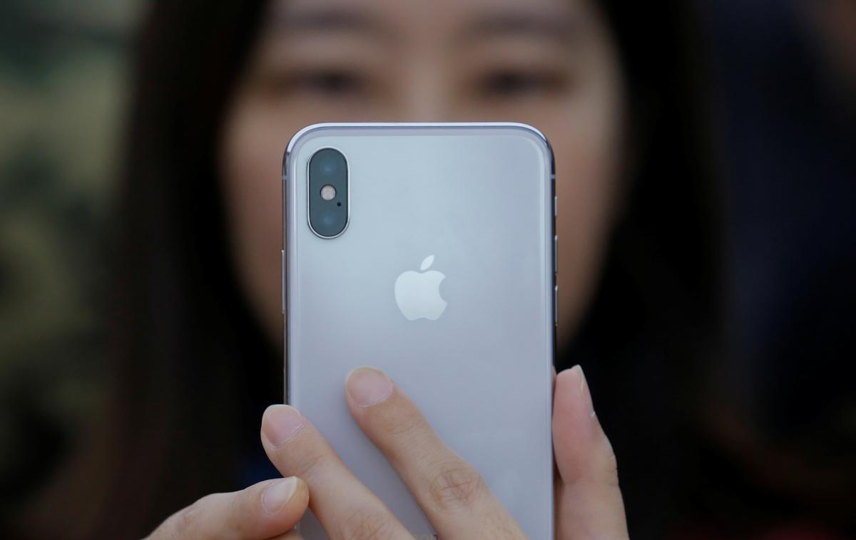 iPhone Apple | Apple svoje iPhone izdeluje v tovarnah na Kitajskem, ker pa so številne zaradi širjenja virusa zaprte, bo motena tudi dobava novih telefonov. | Foto Reuters