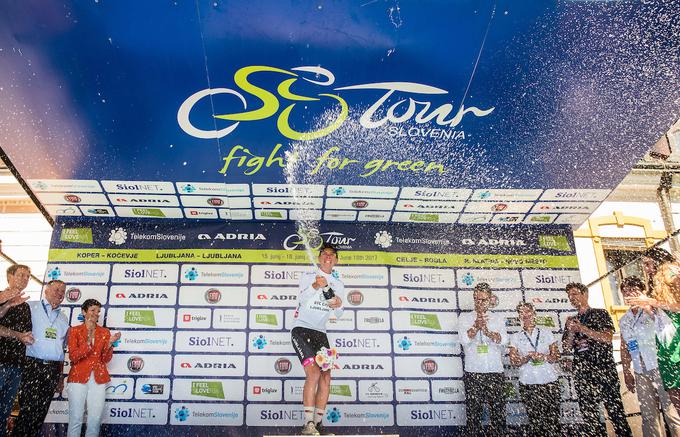 Z velikim veseljem je odprl šampanjec in se razveselil dobrega dosežka na dirki Po Sloveniji. | Foto: Vid Ponikvar