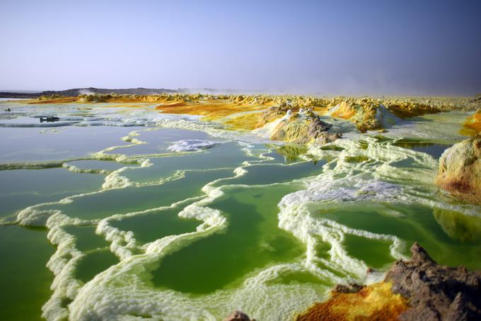 Geotermalno območje Dallol je morda najbolj "vesoljski" kraj na svetu. Voda v vrelcih je vroča, jedka kot nekatere najmočnejše kisline in do desetkrat bolj slana od navadne morske vode. Mavrično barvo površine povzročata predvsem žveplo in železo. | Foto: Getty Images