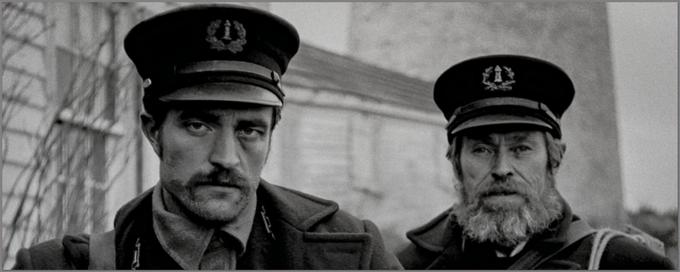 Hipnotična in halucinantna psihološka srhljivka o dveh svetilničarjih (Robert Pattinson in Willem Dafoe), ki poskušata ohraniti razum na odročnem severnoatlantskem otoku. Film je prejel nagrado FIPRESCI v Cannesu in bil nominiran za oskarja za najboljšo fotografijo. | Foto: 