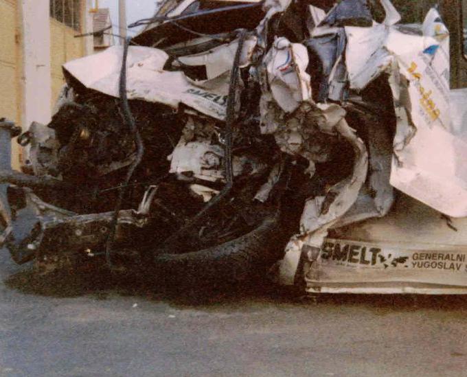 Razbitine vozila, v katerem se je ponesrečila slovenska skakalna ekipa leta 1990.  | Foto: Osebni arhiv