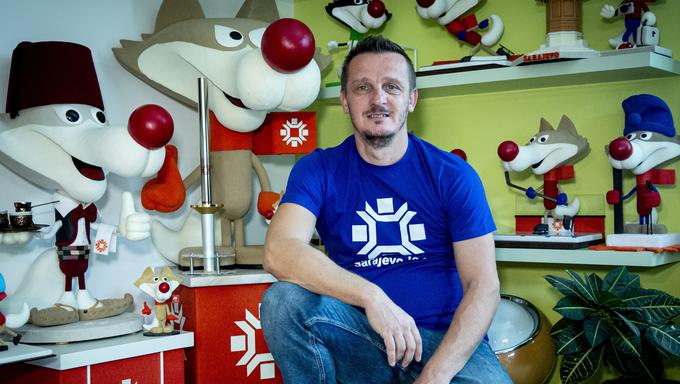 Zasebni zbiratelj Tomaž Alauf doma hrani največjo zbirko predmetov s sarajevskih iger. | Foto: Ana Kovač