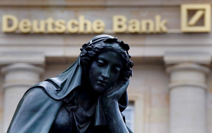 Banke, zavarovalnice, pokojninske in druge finančne družbe imajo po zadnjih podatkih v vrednostnih papirjih Deutsche Bank za skoraj sto milijonov evrov premoženja. | Foto: Reuters