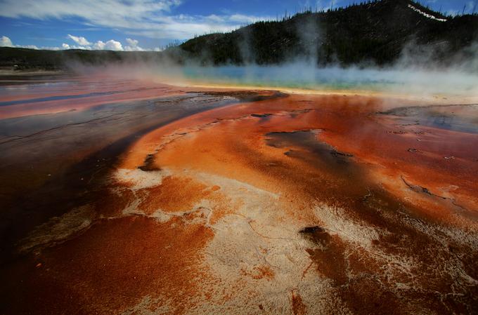 ZDA (na fotografiji narodni park Yellowstone), skandinavske države, Avstralija in Kanada imajo zdravstvene sisteme z izjemno visokimi stroški zdravstvene oskrbe, zato v zavarovalnici Adriatic Slovenica priporočajo najvišja kritja. | Foto: Reuters