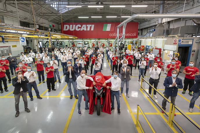 Ducati multistrada V4 | Ducati je že zagnal proizvodnjo za novo generacijo motocikla, ki ga bodo predstavili šele 4. novembra in ima kot prvi vgrajen sprednji ter zadnji radar za nadzor prometa. | Foto Ducati