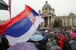 Na sobotnem protestnem shodu v Beogradu več deset tisoč ljudi