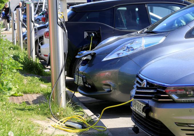 Električni avtomobili, polnilna postaja | Foto: Reuters