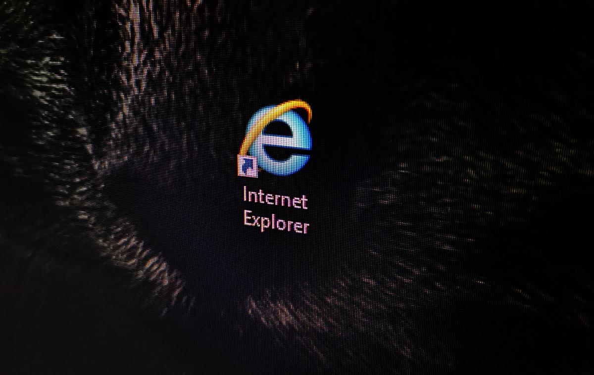 Internet Explorer | Spletni brskalnik Internet Explorer ima danes manj kot dvoodstotni tržni delež. Po večini ga uporabljajo v podjetjih, ki ga potrebujejo za poganjanje starejših tako imenovanih "legacy" programov, ki so bili spisani posebej za Internet Explorer, z novejšimi brskalniki pa niso združljivi.  | Foto Matic Tomšič