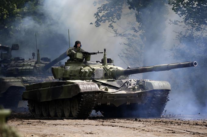 Srbija ima na voljo več kot tristo tankov, a ima po nekaterih podatkih posadke zgolj za okoli sto tankov. Zato številni vojaški strokovnjaki dvomijo, da je Srbija sposobna vojaško napasti Kosovo. Ta tankovski napad bi bil še zlasti tvegan, če bo Kosovo od ZDA dobilo obljubljene protitankovske raketomete javelin. Kosovska vojska ima trenutno v arzenalu že turške protitankovske rakete omtas, ki lahko uničijo tanke na razdalji do štirih kilometrov. | Foto: Guliverimage