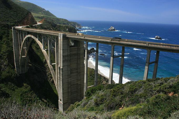 Eden najbolj prepoznavnih odsekov tega najstarejšega dela obalne ceste je most Bixby Creek. Ta most velja za enega največkrat fotografiranih objektov v Kaliforniji. Nahaja se 190 kilometrov južno od San Francisca, gradili pa so ga v tridesetih letih prejšnjega stoletja. | Foto: Thomas Hilmes/Wikimedia Commons