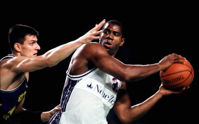 V dvoboju z legendarnim ameriškim košarkarjem Magicom Johnsonom. | Foto: Guliverimage/Getty Images