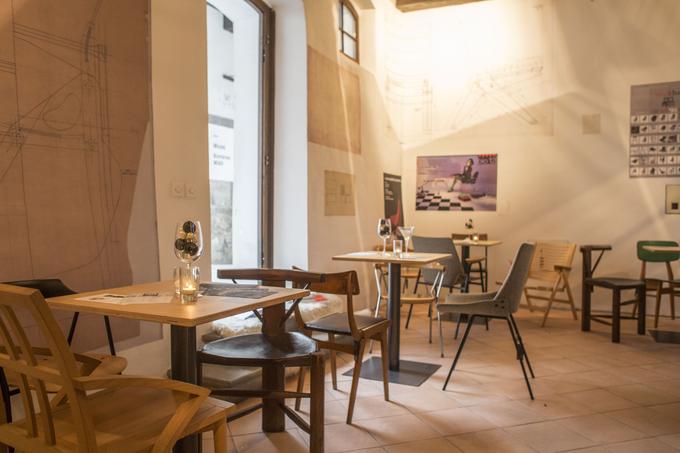 Kavarno so opremili s podarjenimi stoli, oblikovalskimi presežki in primerki, značilnimi za naš prostor. | Foto: Matej Leskovšek