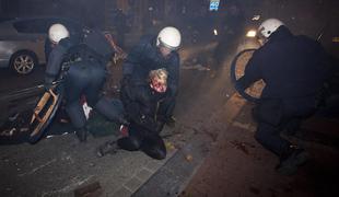 Izgredi na Nizozemskem: policisti s streli nad nasprotnike migrantov (video)