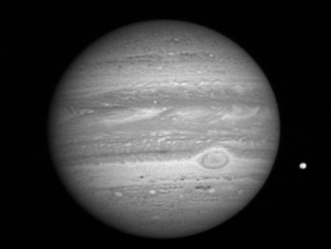 Leta 2007 je Jupiter in njegove največje lune z najbližje razdalje približno 2,3 milijona kilometrov med potovanjem proti Plutonu raziskovala še sonda New Horizons. Pika na desni je vulkanska Jupitrova luna Io. | Foto: 