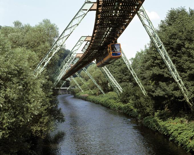 Tako poteka viseča železnica v Wuppertalu, speljana nad reko Wupper. Od 1. avgusta 2019 so v uporabi le novi vagoni "generacije 15". | Foto: Guliverimage