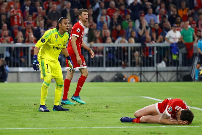 Javi Martinez je obležal v kazenskem prostoru Bayerna v 75. minuti. | Foto: Reuters