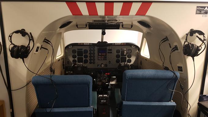 Letalski simulator v letalski šoli Adria Airways. | Foto: Gregor Pavšič