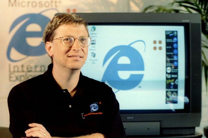 Internet Explorer je bil v začetku prejšnjega desetletja daleč najbolj priljubljen spletni brskalnik, leta 2003 je imel namreč kar 95-odstotni tržni delež. To je bilo eno leto pred izidom brskalnika Firefox in pet let pred Googlovim Chromom. Prihodnje leto bo Internet Explorer sicer praznoval že 25. obletnico prve različice. Na fotografiji ustanovitelj Microsofta Bill Gates ob predstavitvi Internet Explorerja 4.0, torej četrte različice, leta 1997. | Foto: Reuters
