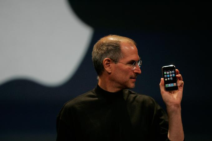 Steve Jobs je z iPhonom spremenil svet prenosnih telefonov. | Foto: Reuters