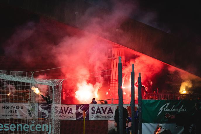 Maribor Olimpija | Navijači Maribora so spremljali dvoboj na levi strani osrednje tribune, ki jo trenutno prenavljajo in je zaprta za občinstvo. | Foto Blaž Weindorfer/Sportida