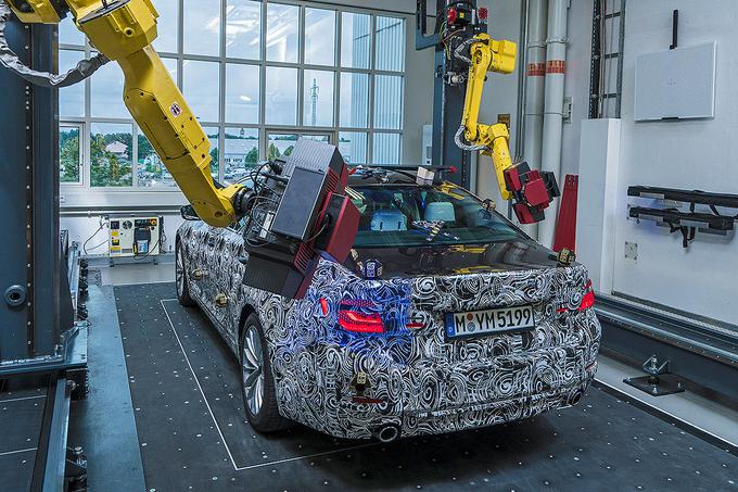 Robotske roke okrog prototipnega vozila, ki samodejno izdelujejo digitalno sliko novega BMW. | Foto: 
