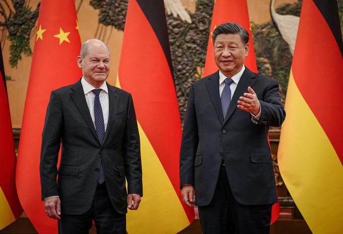 Nemški kancler Olaf Scholz se je na Kitajskem nedavno srečal s kitajskim predsednikom Ši Džinpingom. Kitajska je največja nemška trgovinska partnerica in tesna zaveznica Rusije. Scholz je Šija tudi prosil, da prepriča ruskega predsednika Vladimirja Putina, naj konča vojno v Ukrajini. Čimprejšnji mir je seveda v strateškem in gospodarskem interesu Nemčije. | Foto: Guliverimage/Vladimir Fedorenko