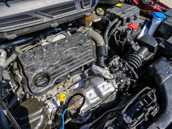 Dizelski motor je v ecosportu AWD povprečno porabil skoraj dva litra manj od litrskega bencinarja enake moči s sprednjim pogonom. | Foto: Gašper Pirman