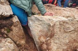 Peturno reševanje na Mangartu: planinki na nogo padla velika skala #video