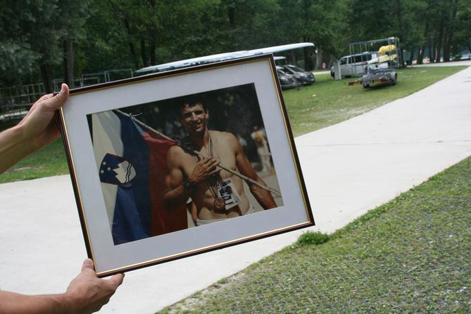 Na olimpijsko medaljo iz Seula ga spominja fotografija Aleša Fevžerja, ki je trenutno na olimpijskih igrah v Riu de Janeiru. | Foto: Alenka Teran Košir