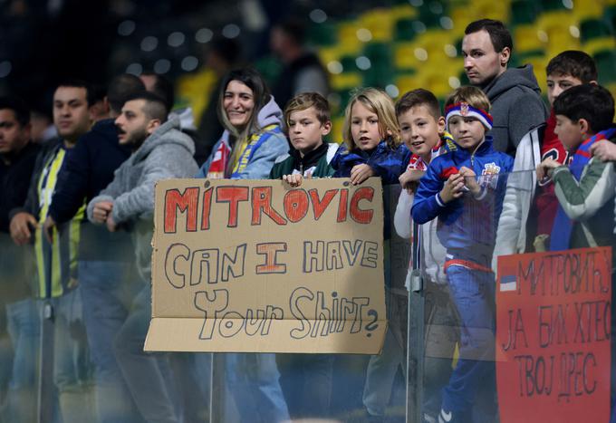 "Mitre" je velik ljubljenec srbskih nogometnih navdušencev po vsem svetu. Tako je bilo na nekdanjem gostovanju na Cipru, na katerem je sicer zapravil najstrožjo kazen. | Foto: Reuters
