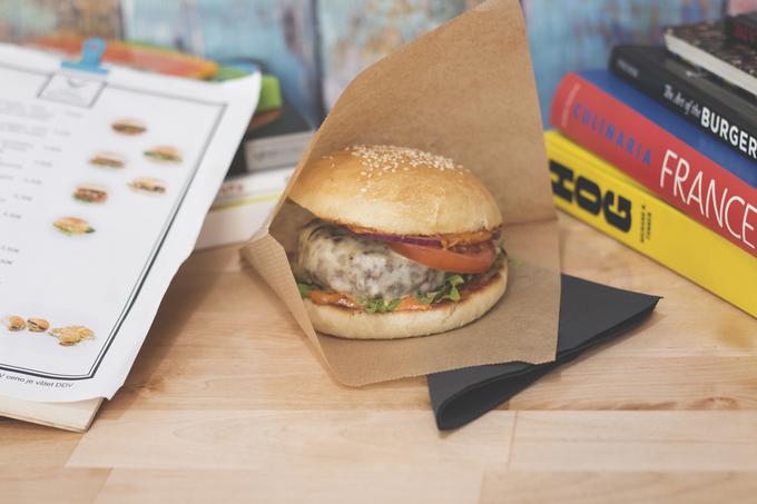 Ekstaza burger: brioche bombetka, govedina, dimljena "bacon" omaka, solata, rdeča čebula | Foto: Erazem Paravinja