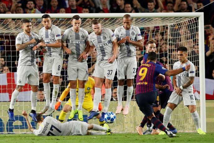 Marcelo Brozović Inter Barcelona | Genialna poteza Marcela Brozovića je hitro zaokrožila po spletu. | Foto Reuters