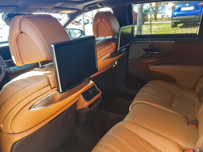 Pri Lexusu pravijo, da je potniška kabina LS kot topel objem doma. Vrhunski materiali in ergonomija so le podaljšek novodobnih tehnologij in voznih lastnosti. | Foto: Gašper Pirman