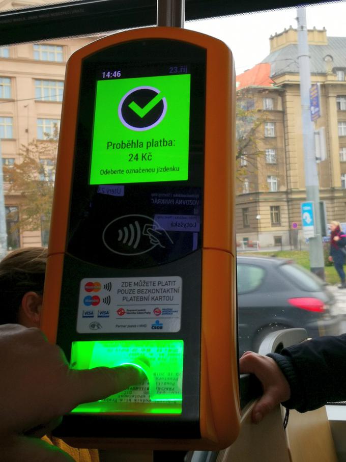 V Pragi postopoma (za zdaj na dveh tramvajskih progah in na avtobusni progi, ki povezuje mestno središče z letališčem) uvajajo možnost nakupa vseh vrst vozovnic za mestni prevoz z brezstično plačilno kartico. | Foto: Srdjan Cvjetović
