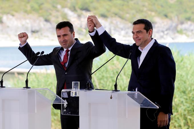 Makedonija, ki se po Prespanskem sporazumu iz leta 2018 mednarodnopravno oziroma uradno imenuje Severna Makedonija, ima velike težave s svojimi sosedi in tudi z albansko manjšino. Ta se je večkrat tudi z orožjem v rokah uprla Skopju. Južna soseda Grčija je dolga leta – vse do Prespanskega sporazuma – blokirala vstop Makedonije v Nato pakt in EU, zdaj pa s postavljanjem zahtev makedonsko pot v EU ovira vzhodna soseda Bolgarija. Na fotografiji: makedonski premier Zoran Zaev in grški premier Aleksis Cipras leta 2018 od podpisu Prespanskega sporazuma. | Foto: Reuters