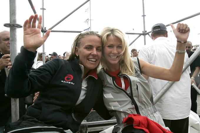 Kirsty Bertarelli in Dona Bertarelli (levo), sestra Ernesta Bertarellija, proslavljata eno od zmag jadrnice Alinghi. | Foto: Reuters